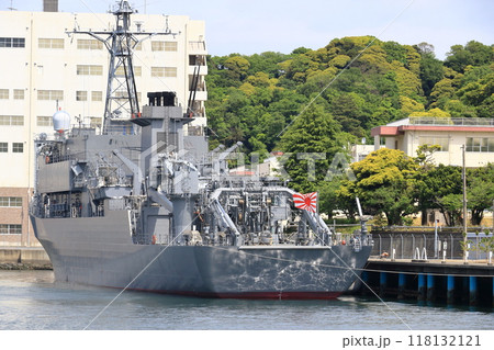 横須賀基地に停泊する海洋観測艦にちなん　海上自衛隊の艦艇 118132121