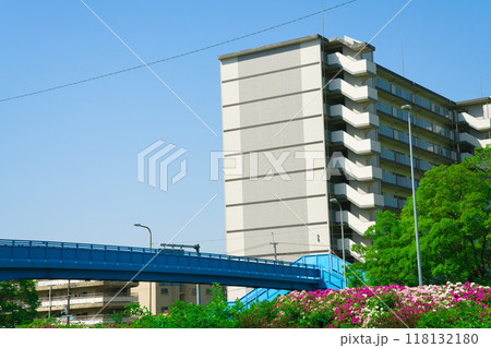 【大阪府】5月・新御堂筋を横断する大阪モノレールに乗って大阪を家族で観光 118132180