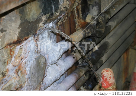 トンネルの壁から噴き出す地下水 トンネル内の漏水 トンネルの壁から噴き出す地下水 トンネル内の漏水 118132222