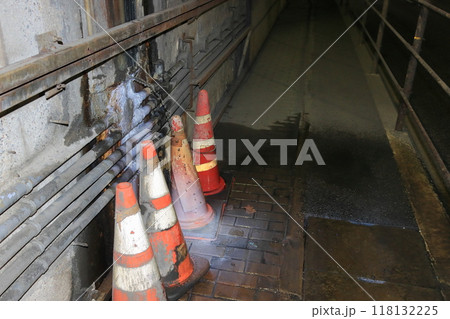 トンネルの壁から噴き出す地下水 トンネル内の漏水 トンネルの壁から噴き出す地下水 トンネル内の漏水 118132225