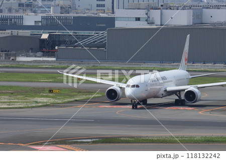 誘導路から滑走路に入る旅客機 出発イメージ 誘導路から滑走路に入る旅客機 出発イメージ 118132242