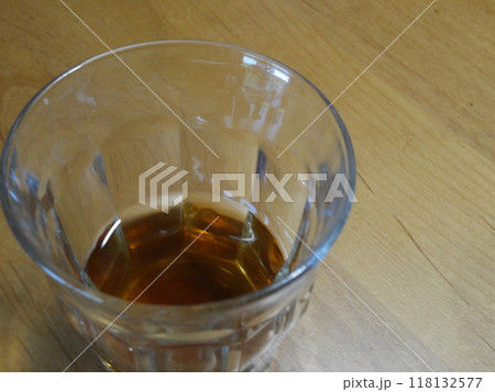 グラスに注がれた麦茶 紅茶 珈琲 アイスコーヒー コピースペース グラスに注がれた麦茶 紅茶 珈琲 アイスコーヒー コピースペース 118132577