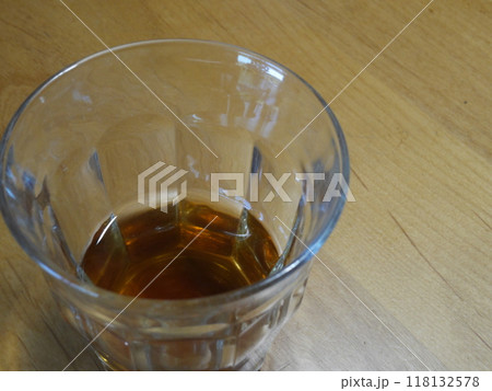 グラスに注がれた麦茶 紅茶 珈琲 アイスコーヒー コピースペース グラスに注がれた麦茶 紅茶 珈琲 アイスコーヒー コピースペース 118132578