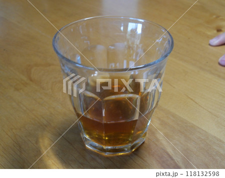 グラスに注がれた麦茶　紅茶　珈琲　アイスコーヒー　コピースペース 118132598