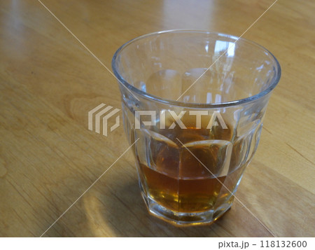グラスに注がれた麦茶　紅茶　珈琲　アイスコーヒー　コピースペース 118132600