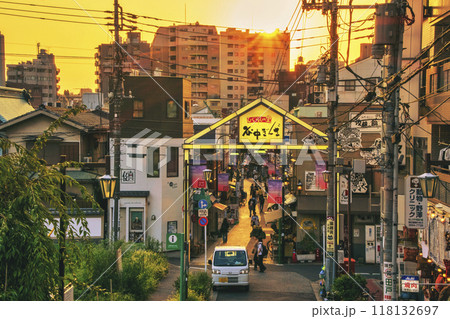 東京都　谷中ぎんざ・谷中銀座商店街　夕やけだんだんからの夕暮れ風景　谷根千散歩コース 118132697