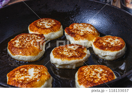 Cottage cheese pancakes are fried in a pan before being pulled out 118133037