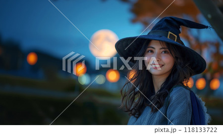 ハロウィンの魔女の帽子を被った美しい女性 118133722