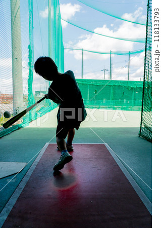 将来野球選手を夢見てバティングセンターで練習する小学生 将来野球選手を夢見てバティングセンターで練習する小学生 118133793