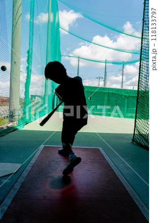 将来野球選手を夢見てバティングセンターで練習する小学生 将来野球選手を夢見てバティングセンターで練習する小学生 118133797