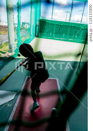将来野球選手を夢見てバティングセンターで練習する小学生 将来野球選手を夢見てバティングセンターで練習する小学生 118133800