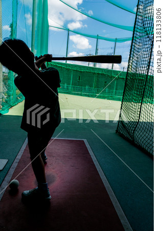 将来野球選手を夢見てバティングセンターで練習する小学生 将来野球選手を夢見てバティングセンターで練習する小学生 118133806