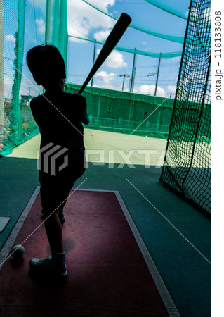 将来野球選手を夢見てバティングセンターで練習する小学生 将来野球選手を夢見てバティングセンターで練習する小学生 118133808