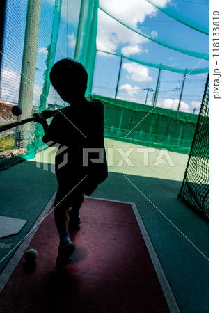 将来野球選手を夢見てバティングセンターで練習する小学生 将来野球選手を夢見てバティングセンターで練習する小学生 118133810