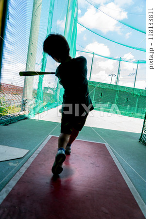 将来野球選手を夢見てバティングセンターで練習する小学生 将来野球選手を夢見てバティングセンターで練習する小学生 118133811