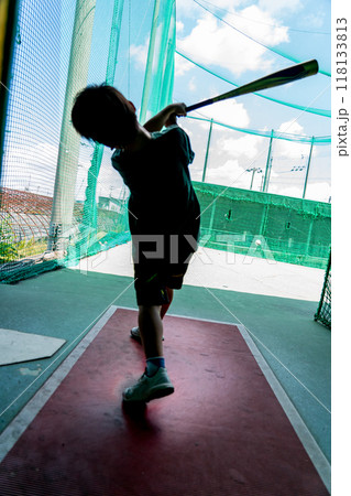 将来野球選手を夢見てバティングセンターで練習する小学生 118133813