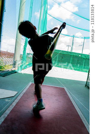 将来野球選手を夢見てバティングセンターで練習する小学生 118133814