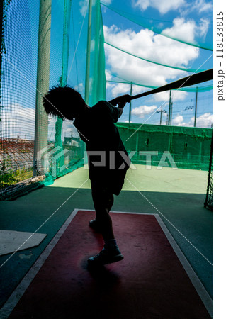将来野球選手を夢見てバティングセンターで練習する小学生 将来野球選手を夢見てバティングセンターで練習する小学生 118133815