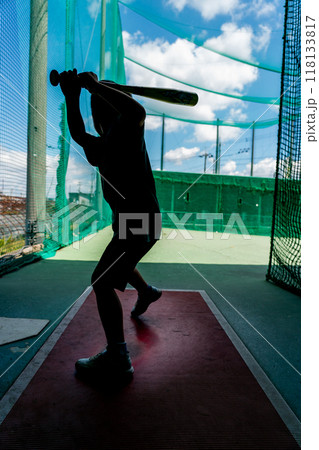 将来野球選手を夢見てバティングセンターで練習する小学生 将来野球選手を夢見てバティングセンターで練習する小学生 118133817