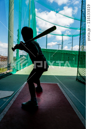 将来野球選手を夢見てバティングセンターで練習する小学生 118133819