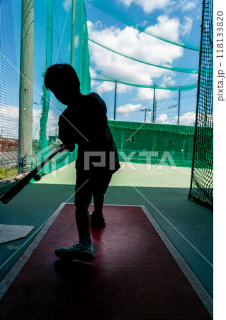 将来野球選手を夢見てバティングセンターで練習する小学生 将来野球選手を夢見てバティングセンターで練習する小学生 118133820