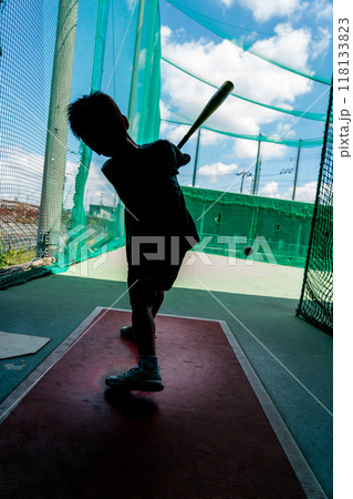 将来野球選手を夢見てバティングセンターで練習する小学生 118133823