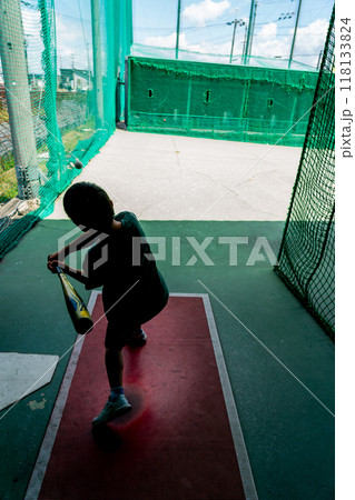 将来野球選手を夢見てバティングセンターで練習する小学生 将来野球選手を夢見てバティングセンターで練習する小学生 118133824