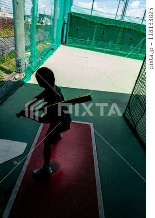 将来野球選手を夢見てバティングセンターで練習する小学生 将来野球選手を夢見てバティングセンターで練習する小学生 118133825