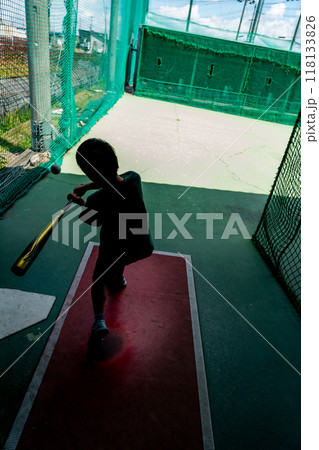 将来野球選手を夢見てバティングセンターで練習する小学生 将来野球選手を夢見てバティングセンターで練習する小学生 118133826