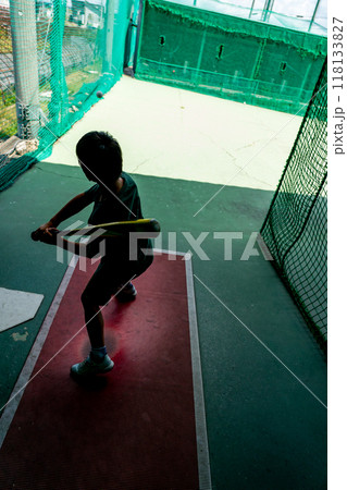 将来野球選手を夢見てバティングセンターで練習する小学生 将来野球選手を夢見てバティングセンターで練習する小学生 118133827