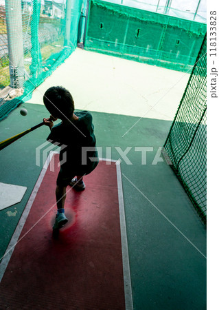 将来野球選手を夢見てバティングセンターで練習する小学生 118133828