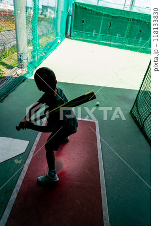 将来野球選手を夢見てバティングセンターで練習する小学生 将来野球選手を夢見てバティングセンターで練習する小学生 118133830