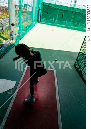 将来野球選手を夢見てバティングセンターで練習する小学生 将来野球選手を夢見てバティングセンターで練習する小学生 118133831