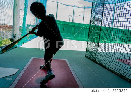 将来野球選手を夢見てバティングセンターで練習する小学生 将来野球選手を夢見てバティングセンターで練習する小学生 118133832