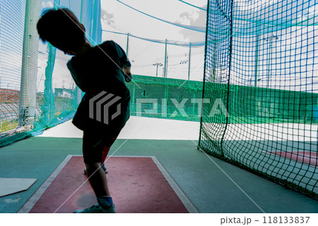 将来野球選手を夢見てバティングセンターで練習する小学生 将来野球選手を夢見てバティングセンターで練習する小学生 118133837