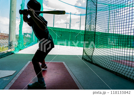 将来野球選手を夢見てバティングセンターで練習する小学生 将来野球選手を夢見てバティングセンターで練習する小学生 118133842