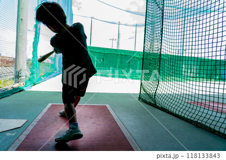 将来野球選手を夢見てバティングセンターで練習する小学生 将来野球選手を夢見てバティングセンターで練習する小学生 118133843