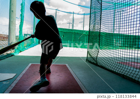 将来野球選手を夢見てバティングセンターで練習する小学生 118133844