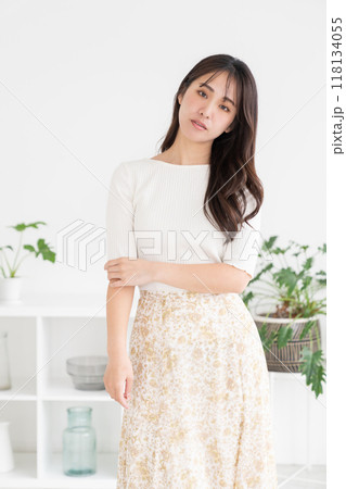 部屋でリラックスする若い女性 118134055