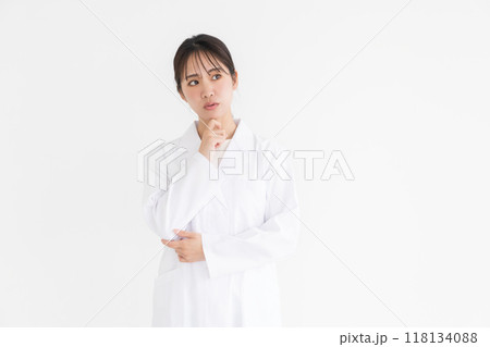 白衣の女性 トラブル 白衣の女性 トラブル 118134088