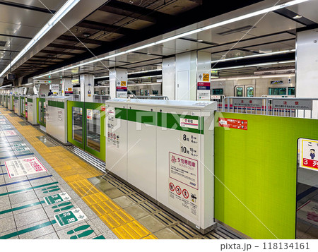 大勢の人が利用する日本の地下鉄の風景 大勢の人が利用する日本の地下鉄の風景 118134161
