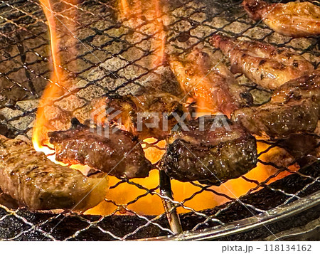 網の上で炭火で焼かれる肉 118134162