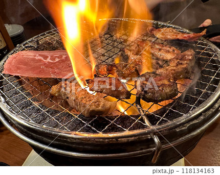 網の上で炭火で焼かれる肉 118134163