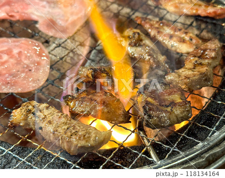 網の上で炭火で焼かれる肉 118134164