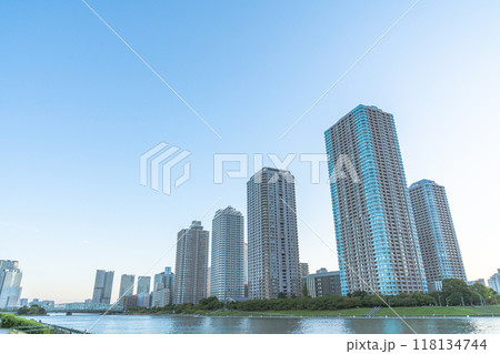 水辺に建つタワーマンション（広角） 118134744