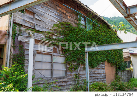 日本の岡山県真庭市の湯原温泉の古くて美しい建物 日本の岡山県真庭市の湯原温泉の古くて美しい建物 118134784