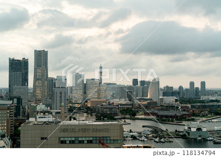 【神奈川県】曇り空の横浜みなとみらいの都市風景 118134794
