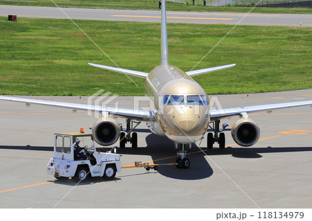トーイング車にけん引される旅客機 118134979
