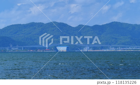 島根県安来市飯梨川河口からの江島大橋1（8月） 118135226