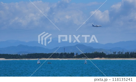 米子空港に着陸態勢の旅客機と弓ヶ浜1（8月） 118135241